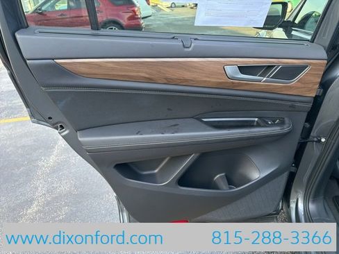 Used 2025 Volkswagen Atlas SE image 24