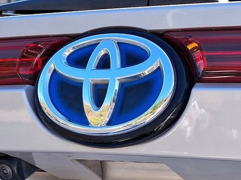 Certified 2024 Toyota Venza LE image 29