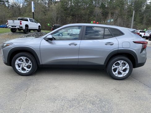 New 2026 Chevrolet Trax LS w/ LS Convenience Package FWD image 4