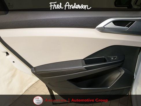 Used 2025 Volkswagen Taos SE AWD/4WD image 9