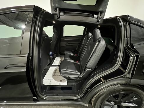 Used 2025 Tesla Model X AWD/4WD image 17