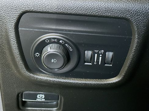 Used 2023 Jeep Grand Cherokee Limited w/ Black Appearance Package image 17