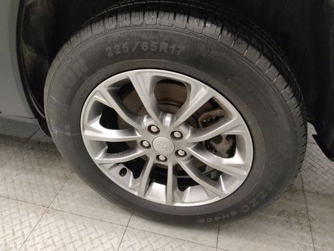 Used 2019 Jeep Cherokee Latitude Plus w/ Comfort/Convenience Group image 31