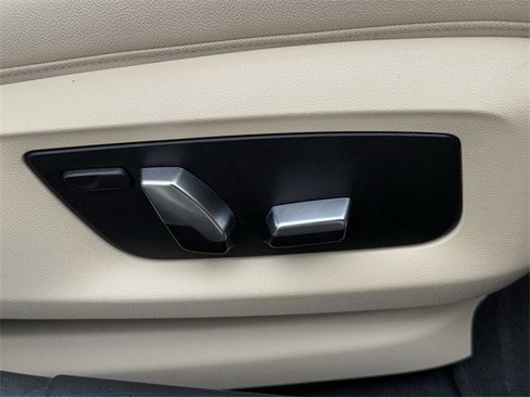 Used 2023 BMW 530e image 32