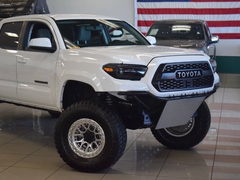 Used 2017 Toyota Tacoma SR5 RWD image 4