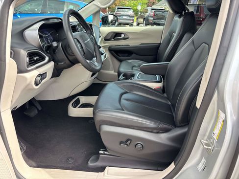 Certified 2024 Chrysler Pacifica Touring-L FWD image 10