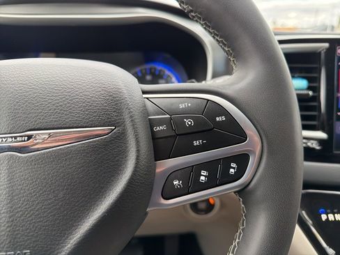 Used 2023 Chrysler Pacifica Touring-L image 21