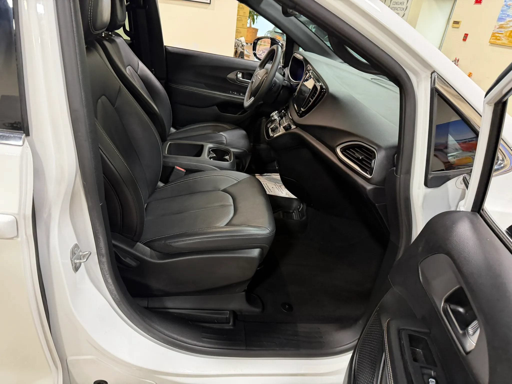 Used 2025 Chrysler Pacifica Select FWD image 39