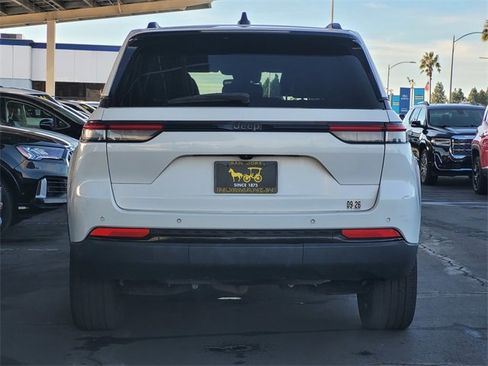 Certified 2023 Jeep Grand Cherokee Altitude image 5