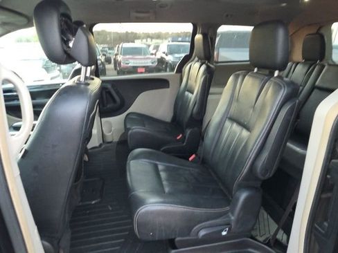 Used 2015 Chrysler Town & Country Touring image 8