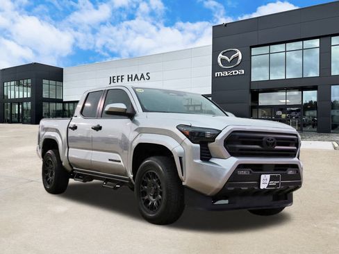 Used 2025 Toyota Tacoma SR5 image 4