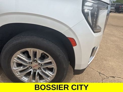 Used 2023 GMC Yukon XL SLT w/ SLT Premium Package AWD/4WD image 4