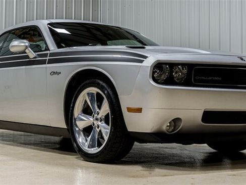 Used 2010 Dodge Challenger SE RWD image 1