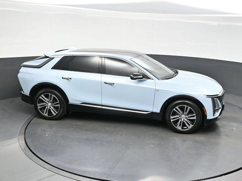 Certified 2024 Cadillac Lyriq Luxury AWD/4WD image 33
