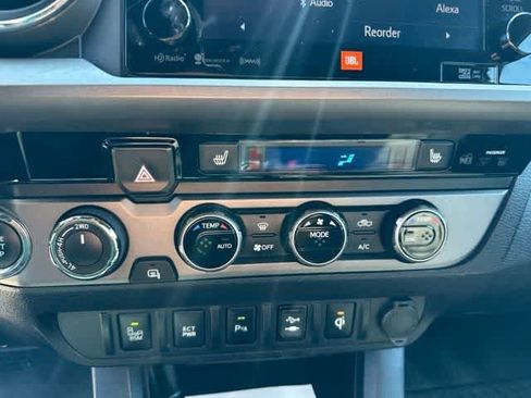 Used 2017 Toyota Tacoma TRD Sport AWD/4WD image 12