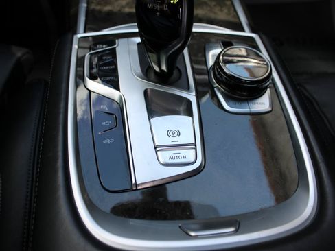Used 2017 BMW 750i RWD image 24