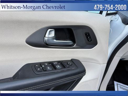 Used 2023 Chrysler Pacifica Touring-L FWD image 14