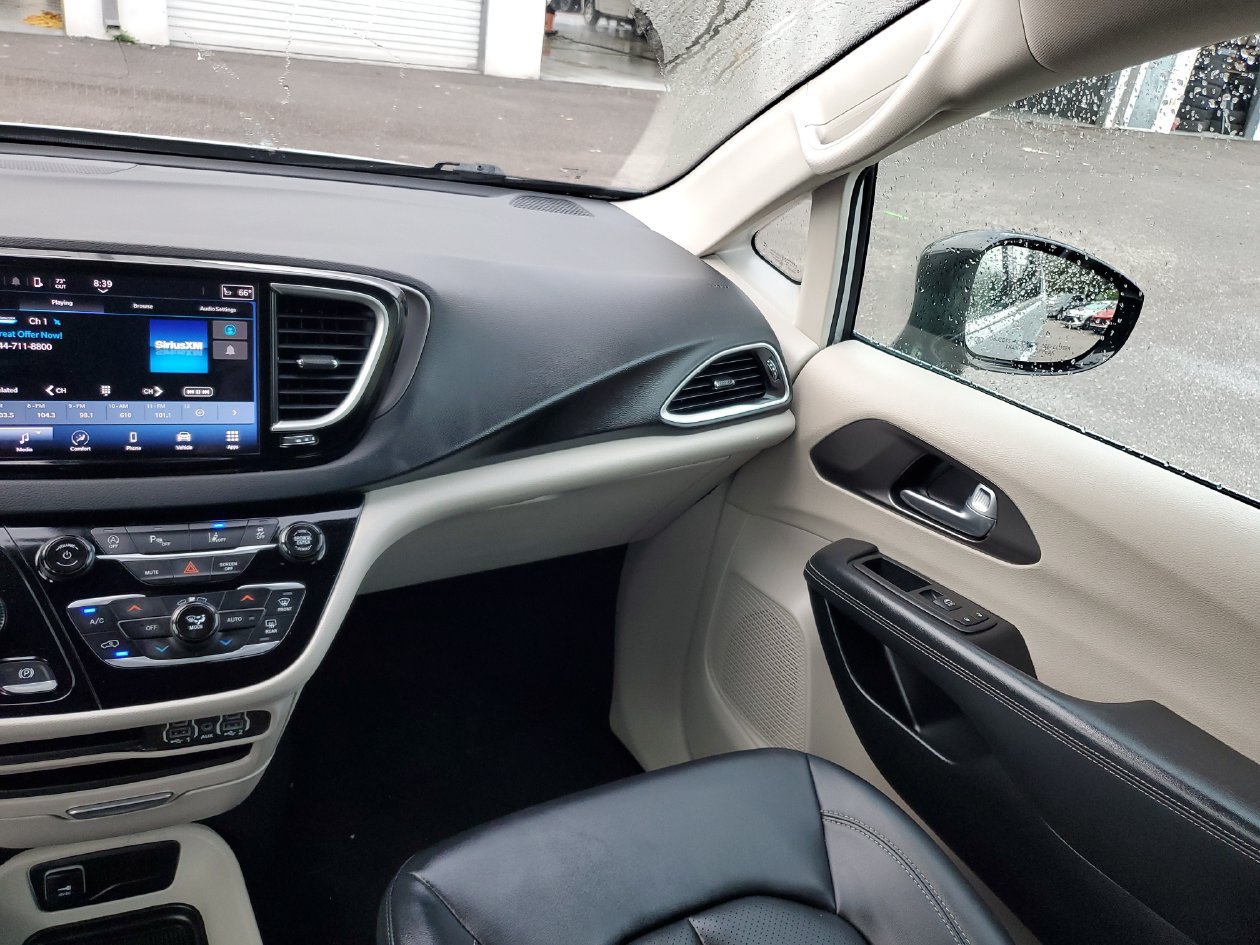 Used 2024 Chrysler Pacifica Touring-L FWD image 13