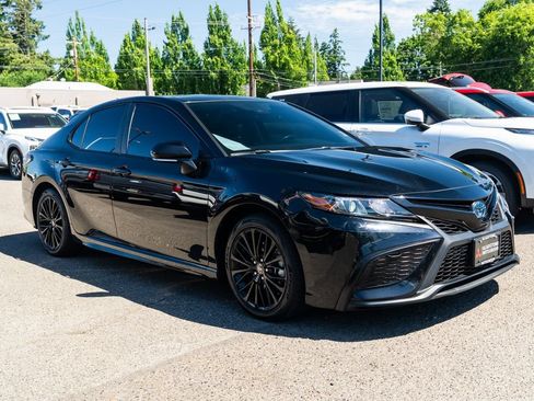 Used 2022 Toyota Camry SE w/ Convenience Package FWD image 1