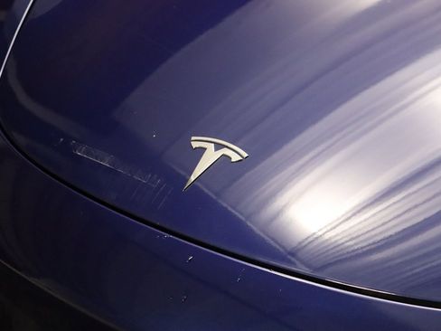 Used 2023 Tesla Model 3 Standard Range image 3