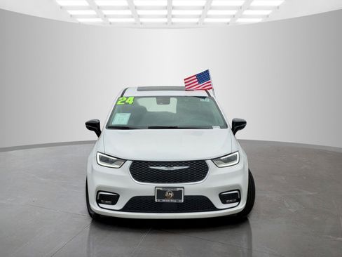 Used 2024 Chrysler Pacifica Limited FWD image 2