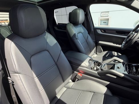 Certified 2025 Porsche Cayenne AWD/4WD image 23
