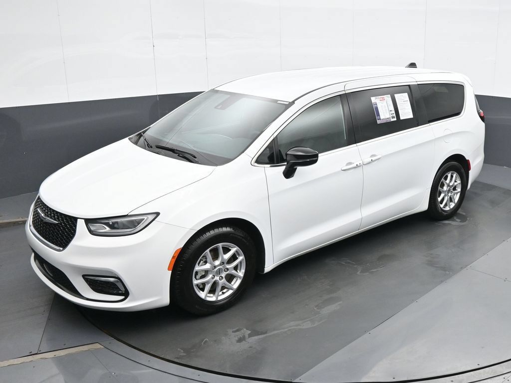 Used 2025 Chrysler Pacifica Select FWD image 17