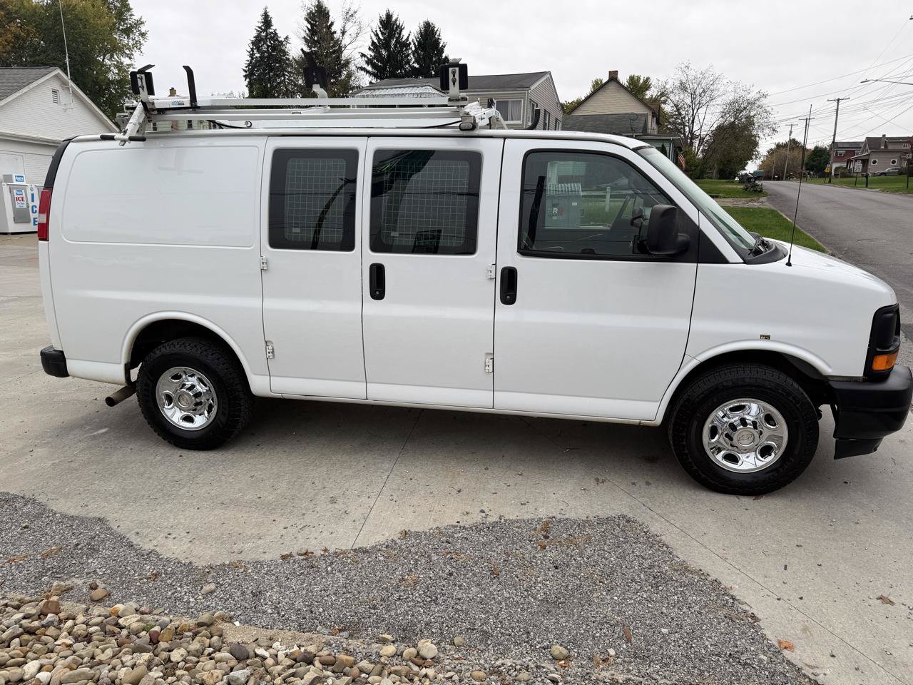 Used 2017 Chevrolet Express 2500 RWD image 7
