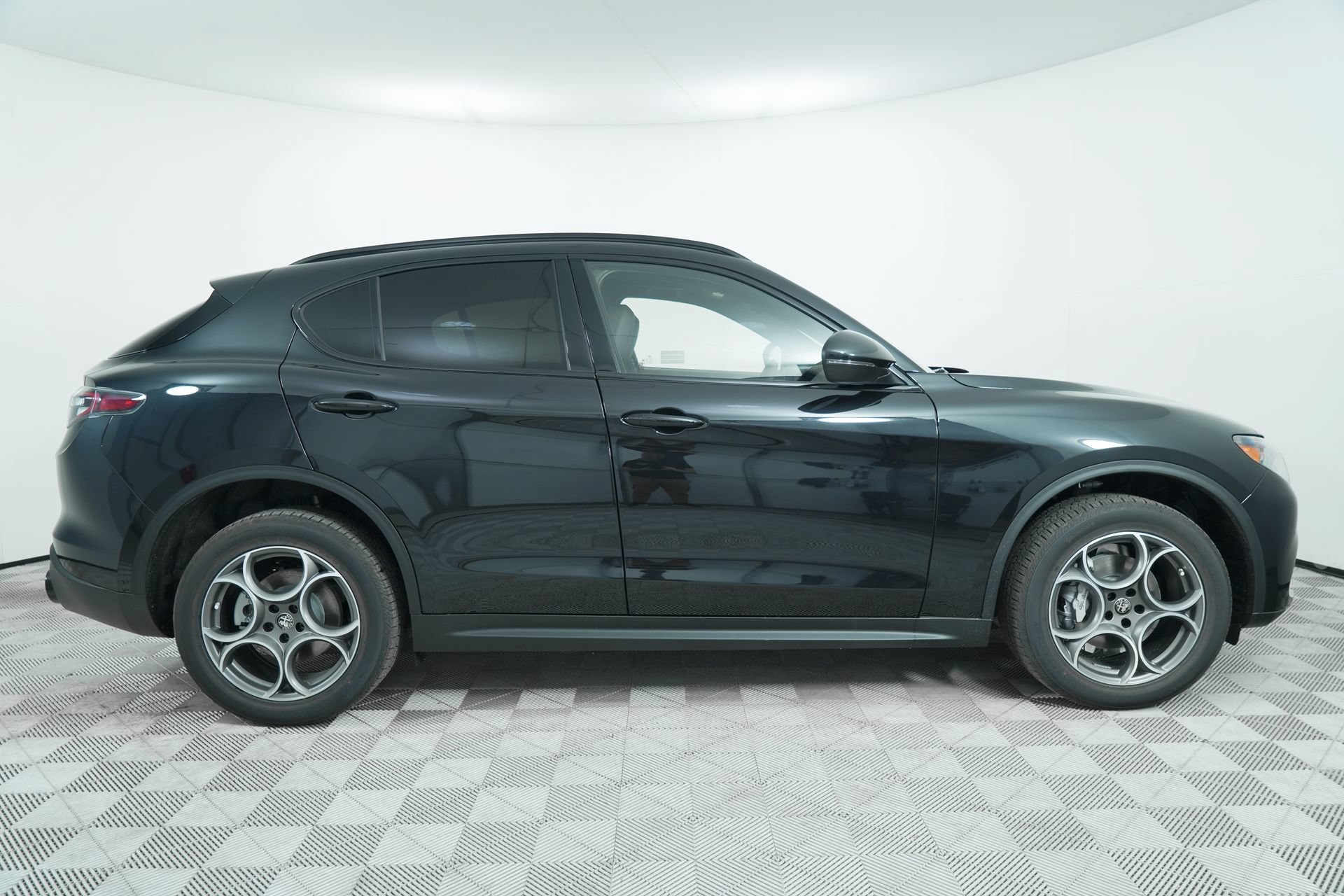Used 2025 Alfa Romeo Stelvio Sprint AWD/4WD image 8