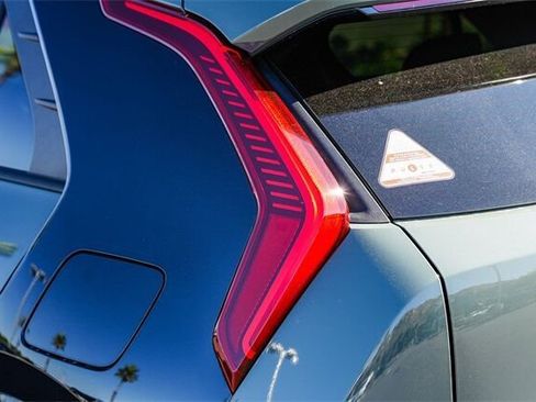 New 2025 Kia Niro SX Touring image 9