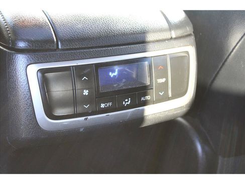 Used 2017 Toyota Highlander SE image 35