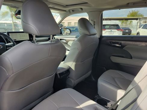 Used 2023 Toyota Highlander Limited image 10