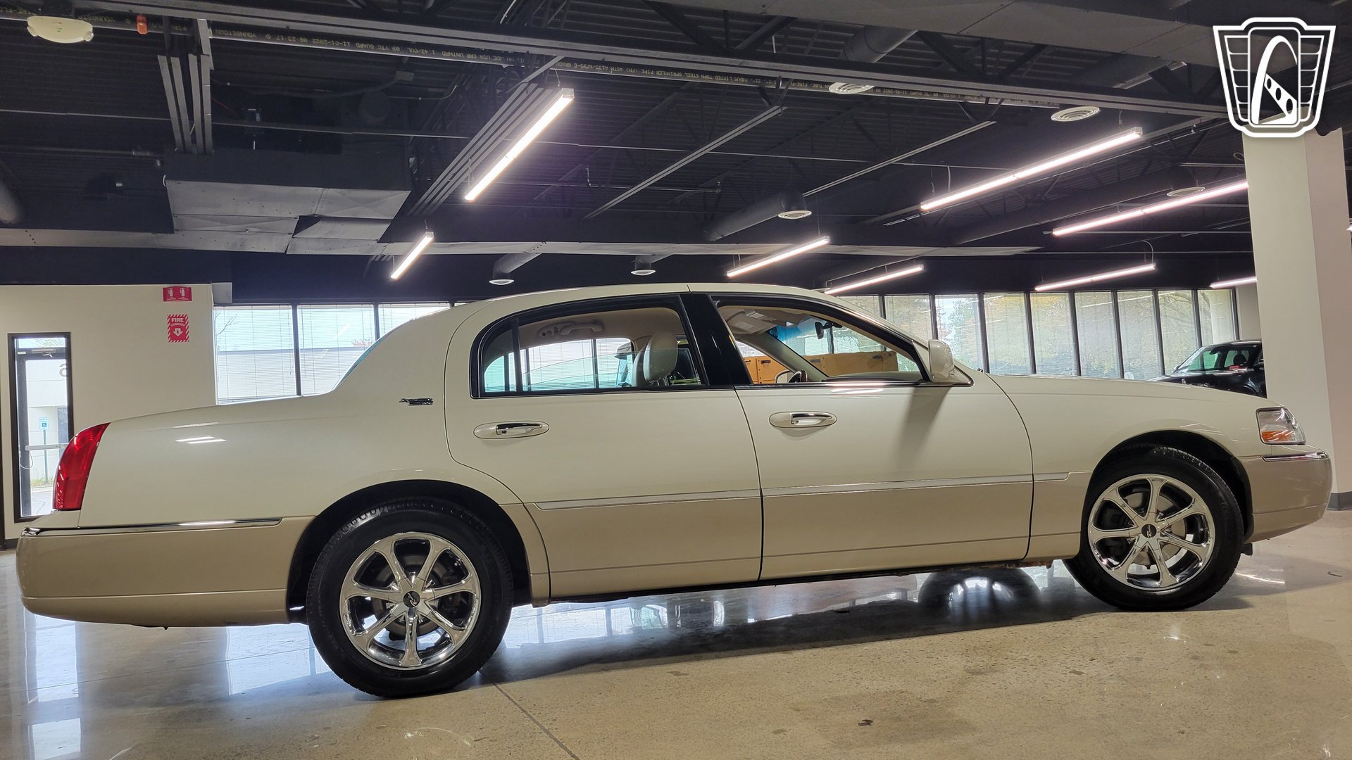 Used 2005 Lincoln Town Car Signature Limited RWD image 34