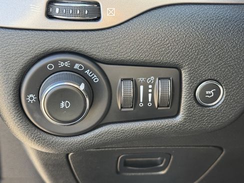 Used 2022 Jeep Cherokee Limited image 26