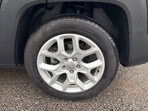 Used 2018 Jeep Renegade Latitude FWD image 24