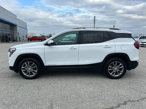 Used 2024 GMC Terrain SLT image 2