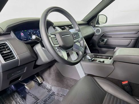 Used 2025 Land Rover Discovery Metropolitan Edition AWD/4WD image 9
