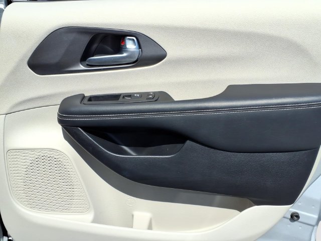Used 2024 Chrysler Pacifica Touring-L FWD image 16