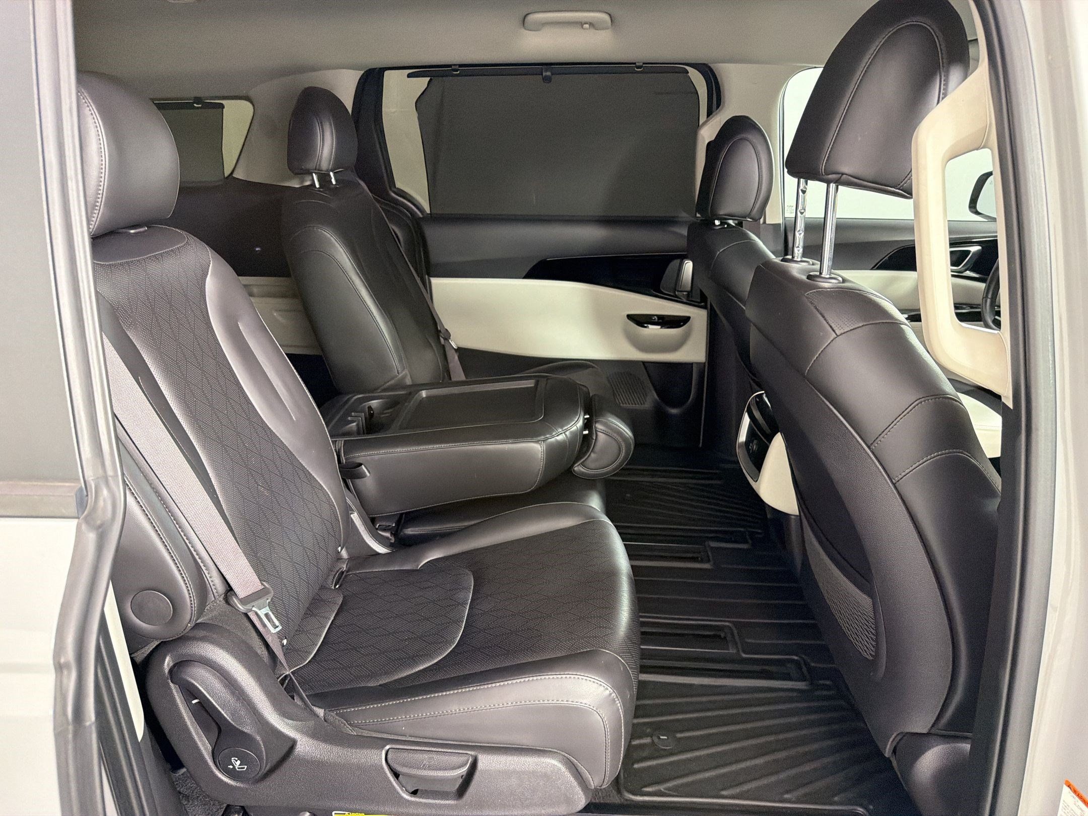 Used 2023 Kia Carnival EX FWD image 30
