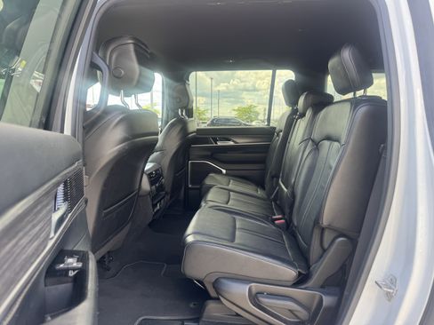Used 2024 Jeep Wagoneer L Series III w/ Flexible Seating Group AWD/4WD image 8