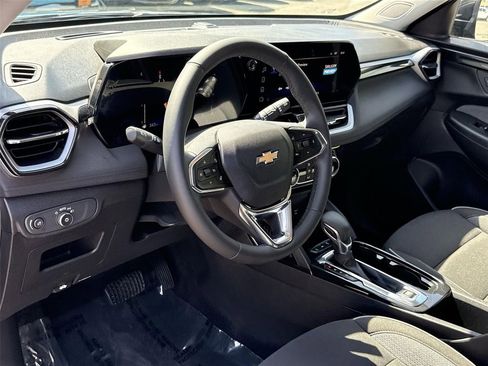 Used 2025 Chevrolet TrailBlazer LT w/ Convenience Package image 9
