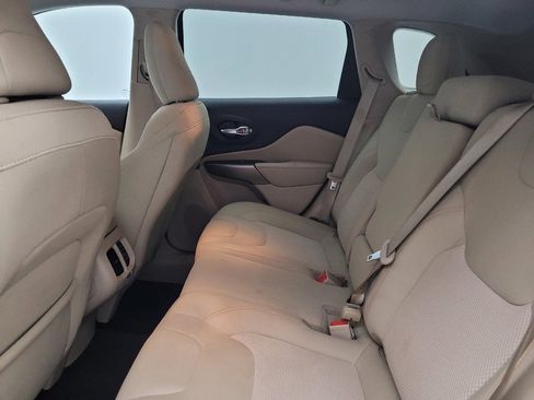 Used 2020 Jeep Cherokee Latitude FWD image 18
