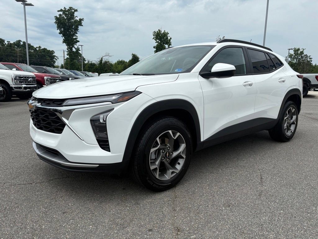 Used 2025 Chevrolet Trax LT FWD image 8