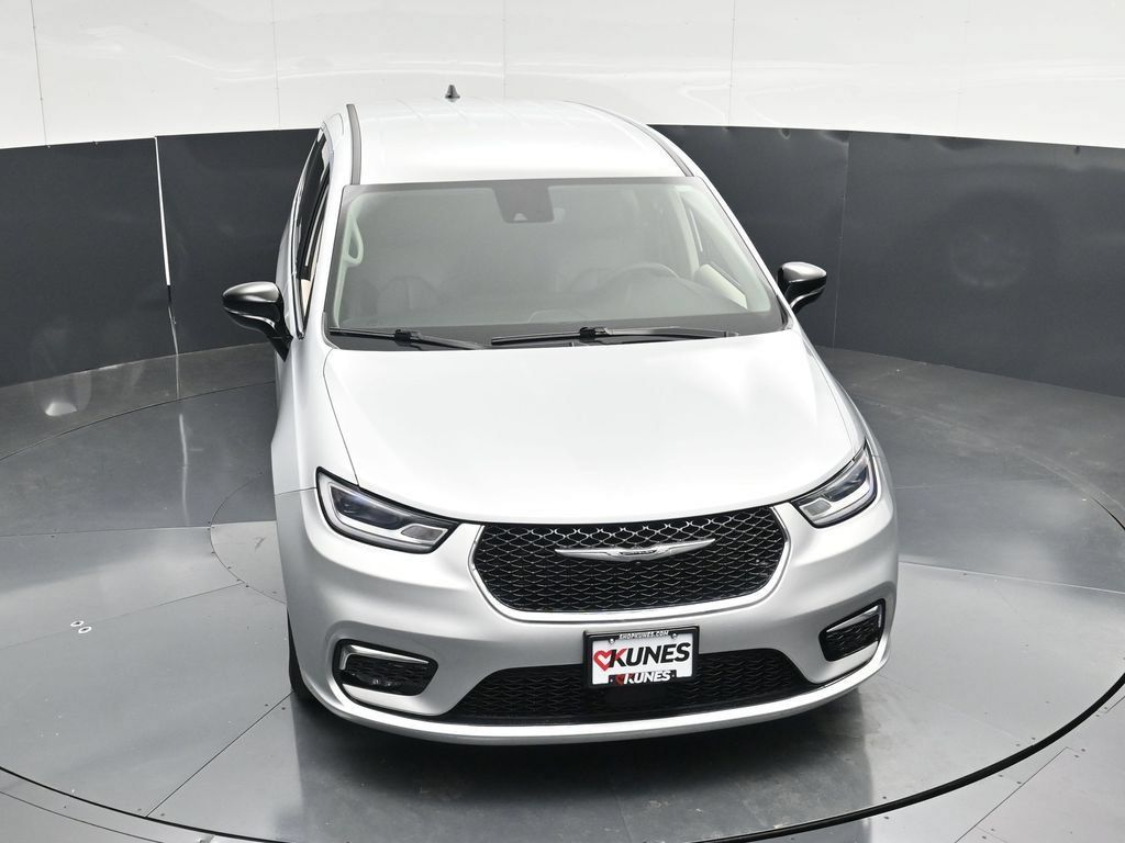 Used 2024 Chrysler Pacifica Touring-L FWD image 47