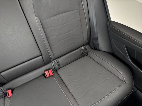 Used 2025 Volkswagen Taos SE AWD/4WD image 39