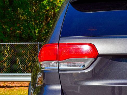 Used 2019 Jeep Grand Cherokee Limited image 10