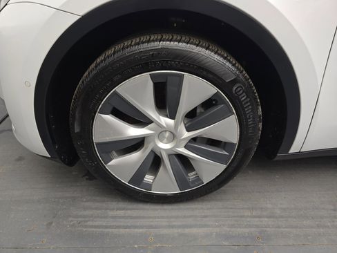 Used 2021 Tesla Model Y Long Range image 12