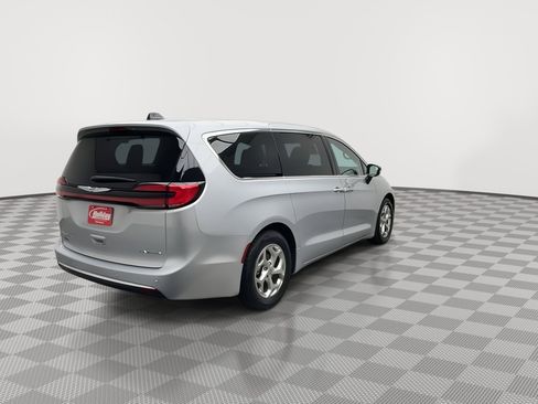 Used 2024 Chrysler Pacifica Limited FWD image 43