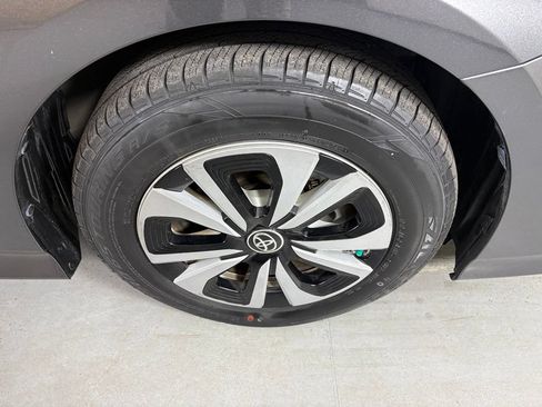 Used 2018 Toyota Prius Prime Premium w/ Carpet Mat Package FWD image 11
