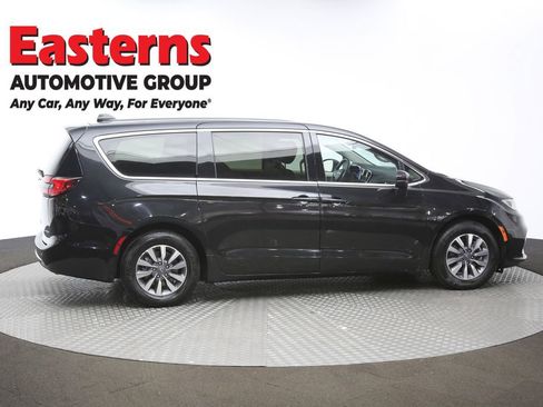 Used 2023 Chrysler Pacifica Touring-L image 41